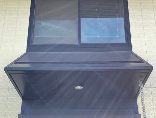 福山市で玄関屋根の取れかけた化粧材部分のコーキング補修工事アフター