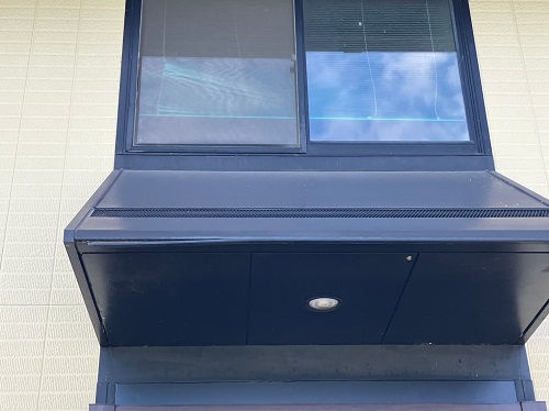 福山市で玄関屋根の取れかけた化粧材部分のコーキング補修工事ビフォー