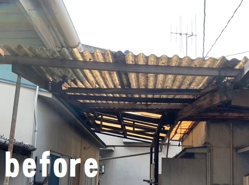 福山市の雨漏りするテラス屋根修理でポリカーボネート製波板を使用建物と建物の間の波板屋根交換ビフォー