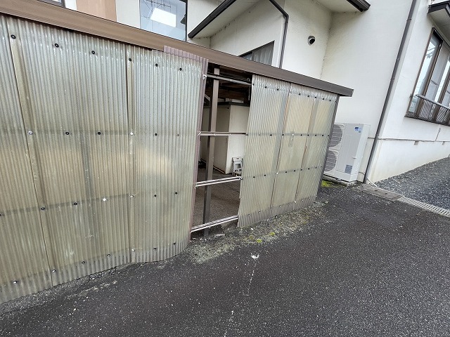 福山市で駐車場ポリカ波板外壁交換、色あせと一部欠損が見られた外周パネルを一新