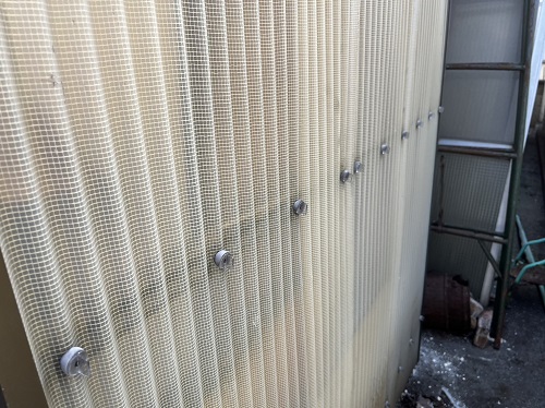 福山市にて風で一部飛散した物置倉庫の波板のフック取替工事壁面新しい留め具ポリカフック交換後