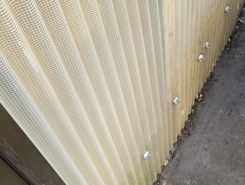 福山市にて風で一部飛散した物置倉庫の波板のフック取替工事壁面新しい留め具ポリカフック施工写真