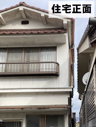 福山市で今にも落ちそうで危険だった住宅の雨どいの調査住宅正面