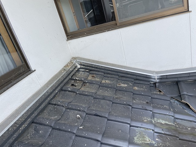 福山市で割れた瓦と汚れを確認した屋根を瓦掃除と瓦葺き直しで整えた施工