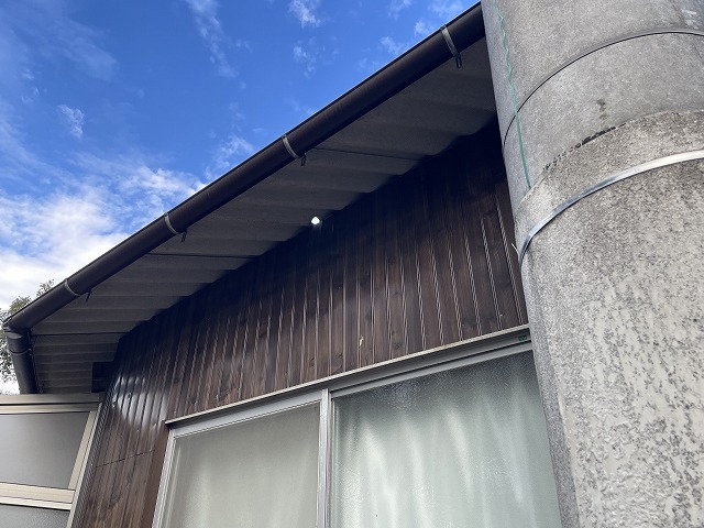 福山で波型スレート屋根の破損部を1枚差し替えし開口補修まで行った施工
