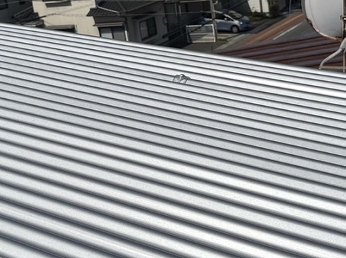 福山市で錆びたトタン波板屋根をガルバリウム鋼板屋根にリフォーム新しい留め具波板用ビスポリカクリアで固定後