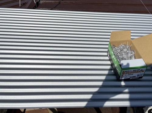 福山市で錆びたトタン波板屋根をガルバリウム鋼板屋根にリフォーム新しい屋根材ニスクカラーProを施工