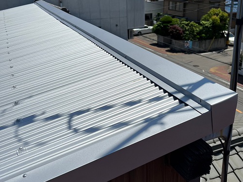 福山市で錆びたトタン波板屋根をガルバリウム鋼板屋根にリフォームで水上包み施工後