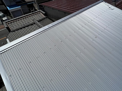 福山市で錆びたトタン波板屋根をガルバリウム鋼板屋根にリフォームで水上包みとケラバ包み施工後
