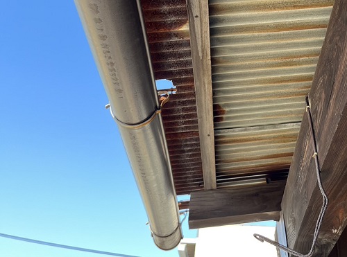 福山市にて雨水が隣家へ溢れる軒樋調査でトタン屋根の錆びが原因と判明で屋根葺き替えと雨樋交換を提案