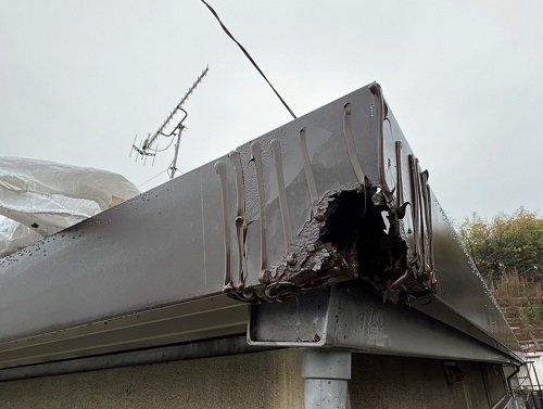 福山市にて貸家折板屋根の錆びた幕板補修に塗装工事と板金修理工事板金加工してコーキング