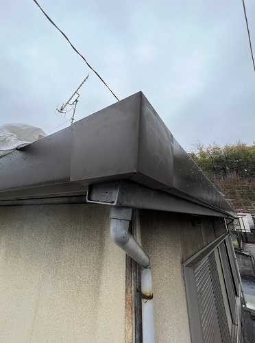 福山市にて貸家折板屋根の錆びた幕板補修に塗装工事と板金修理工事の板金カバー補修後