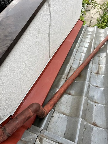 福山市で住宅１階天井の雨染みの原因だった瓦屋根の雨漏り工事熨斗瓦の上に水切り板金施工後