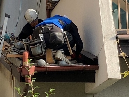 福山市で住宅１階天井の雨染みの原因だった瓦屋根の雨漏り工事板金工事中