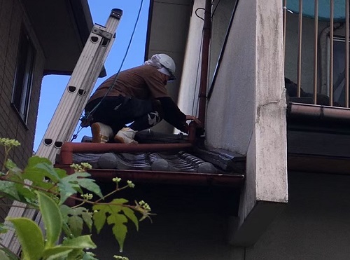 福山市で住宅１階天井の雨染みの原因だった瓦屋根の雨漏り工事雨樋応急処置