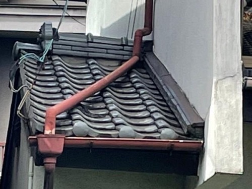 福山市で住宅１階天井の雨染みの原因だった瓦屋根の雨漏り調査後雨とい補修後