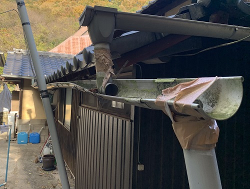 福山市にてゆがみや落ち葉の詰まりが原因で雨水が漏れる雨樋工事母屋ビフォー