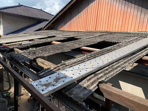 福山市で雨漏りするスレート屋根とガラスネット波板が混合したテラス屋根補修工事開始塩化ビニル波板のみ撤去