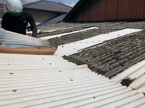福山市の雨漏りするテラス屋根修理でポリカーボネート製波板を使用スレート屋根とガラスネットが混合した屋根波板交換