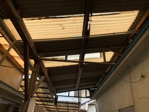 福山市でスレート波板と塩ビ波板が混合している屋根の波板張り替え工事でポリカーボネート製波板を使用工事ビフォー