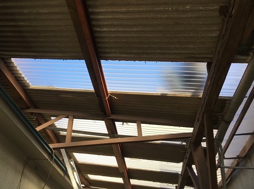 福山市の雨漏りするテラス屋根修理でポリカーボネート製波板を使用スレート屋根とガラスネットが混合した屋根波板桟木一部取り替え