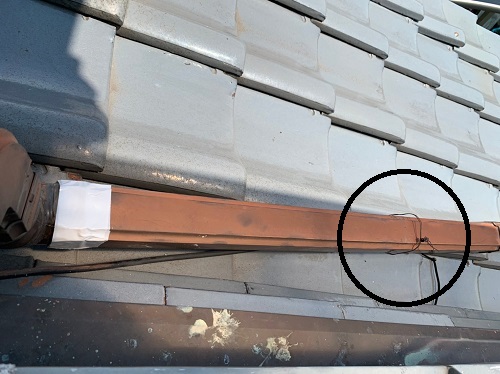 福山市にて下屋にかかる這樋（はいどい）の不具合無料調査接合部分が外れそうなとひ銅線