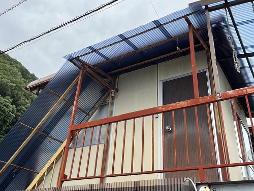 福山市で外階段の波板屋根と２階ベランダ波板屋根の交換工事外階段屋根タキロンシーアイ『ポリカナミイタ』で修理