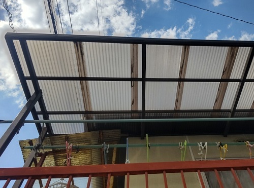 福山市で外階段の波板屋根と２階ベランダ波板屋根の交換工事前の２階ベランダ屋根材の様子
