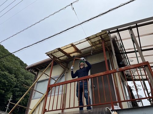 福山市で外階段の波板屋根と２階ベランダ波板屋根の交換工事外階段波板屋根撤去中