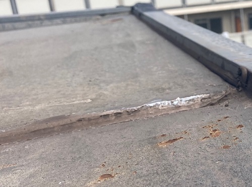 福山市にて雨漏りする玄関ポーチ屋根のウレタン防水工事通気緩衝工法ビフォー