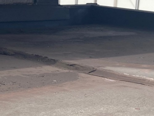 福山市にて玄関屋根雨漏り調査勾配の緩い庇に平板金の継ぎ目