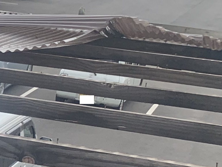 福山市にて台風により波板が飛んだ会社敷地内のガレージ屋根調査折れ曲がった屋根材