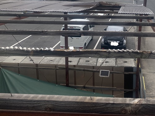 福山市にて台風により波板が飛んだ会社敷地内のガレージ屋根調査の様子