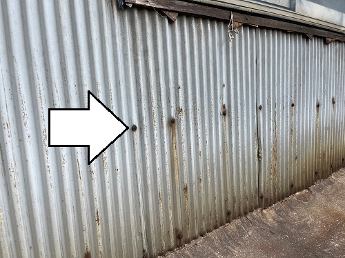 【外壁調査】福山市で錆びや穴あきの目立つ倉庫の外壁波板トタン張り替え相談外壁の留め具