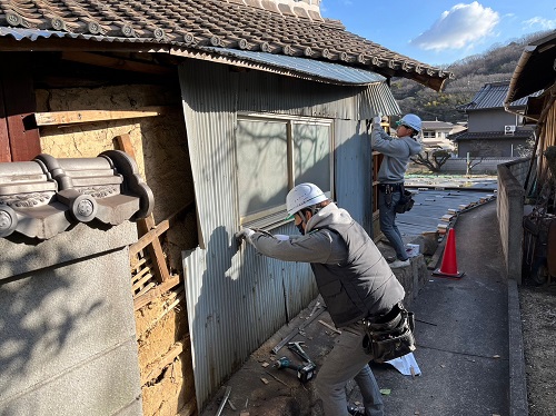 福山市で倉庫の外壁波板トタンをヨドコウ『ヨドプリント』で改修工事既存波板トタンを撤去
