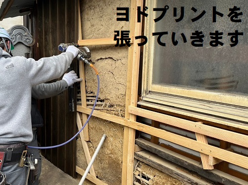福山市で倉庫の外壁波板トタンをヨドコウ『ヨドプリント』で改修工事取り付けるヨドコウ『ヨドプリント』を張る