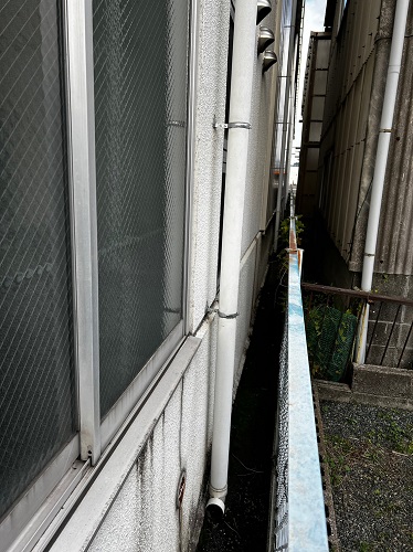 福山市にて会社敷地内にある事務所の外れた竪樋修理アフター