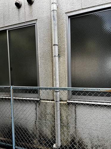 福山市にて会社敷地内の外れた竪樋（たてどい）を補修工事後の様子