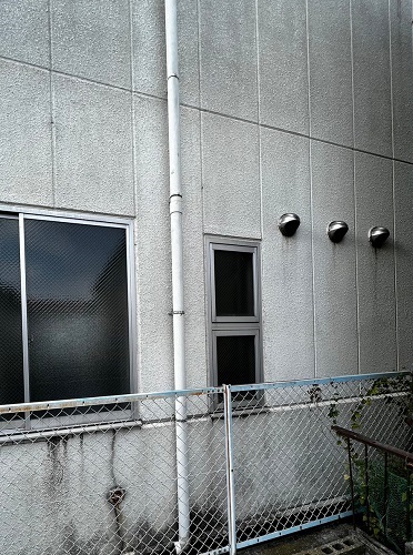 福山市にて会社敷地内にある事務所の外れた竪樋補修工事竪とい固定作業でT足と固定バンド設置完了