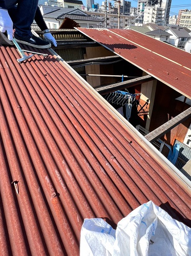福山市のベランダ屋根リフォーム工事にガルバリウム鋼板波板を使用屋根葺き替え工事開始古いトタン屋根取り外し