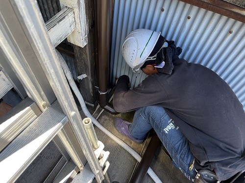 福山市のベランダ屋根リフォーム工事にガルバリウム鋼板波板を使用排水を考えて竪樋設置