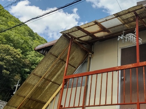 福山市にて劣化した階段屋根と２階ベランダ屋根の波板張り替え工事劣化した２階ベランダ屋根