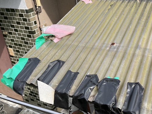 福山市のテラス波板交換工事でタキロンシーアイのポリカ使用屋根調査時ガムテープで応急処置された屋根