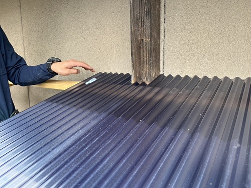 福山市のテラス波板交換工事でタキロンシーアイのポリカ使用柱部分はポリカーボネート製波板をカット加工して設置