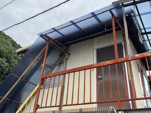 福山市にて劣化した階段屋根と２階ベランダ屋根の波板張り替え工事２外階段波板屋根交換完了後