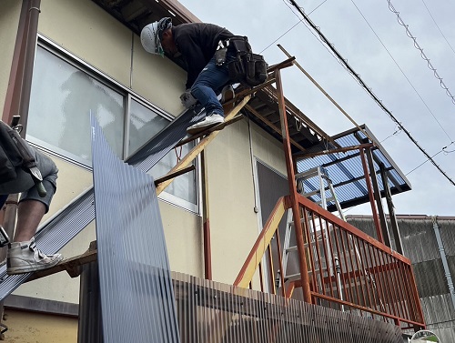福山市にて劣化した階段屋根と２階ベランダ屋根の波板張り替え工事外階段の屋根材交換中