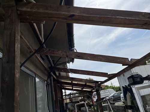 福山市のテラス波板交換工事でタキロンシーアイのポリカ使用屋根材交換工事で既存波板撤去