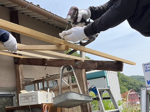 福山市のテラス波板交換工事でタキロンシーアイのポリカ使用屋根材交換工事で木下地補強