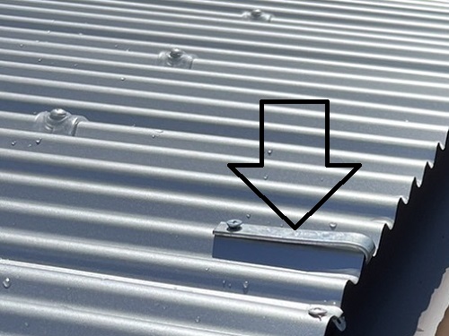 福山市でベランダトタン屋根リフォーム時の雨どい交換工事波板軒樋用金具設置