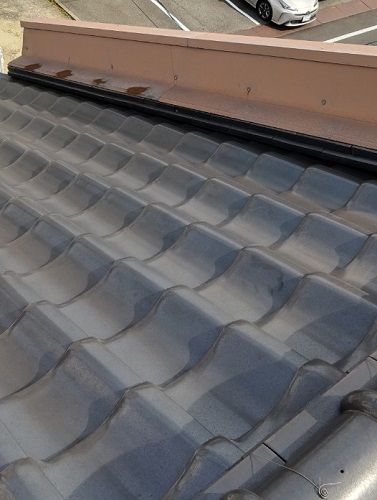 福山市で天井板に亀裂が出来るほどの雨漏りで瓦葺き屋根雨漏り調査切妻屋根西側ケラバ板金も補修が必要